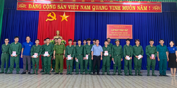 Xã Ea Wy tổ chức gặp mặt các tân binh lên đường nhập ngũ năm 2023